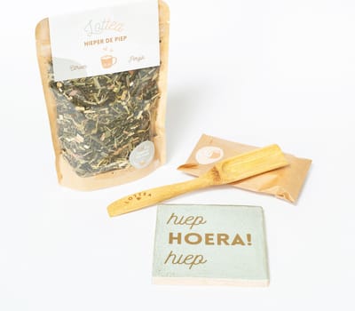 Lottea Giftset Tegeltje 'Hiep Hiep Hoera' - verjaardag cadeau, verjaardagscadeau, thee cadeau, theeset, tegeltjes met tekst, brievenbus cadeau