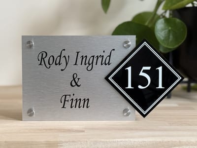 Naambordje voordeur | Strak | Apart huisnummer | RVS-look | 15x28.5cm | RVS afstandhouders | Huisnummerbordje