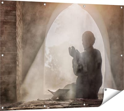 Gards Tuinposter Biddende Man in een Oude Moskee - 120x90 cm - Tuindoek - Tuindecoratie - Wanddecoratie buiten - Tuinschilderij