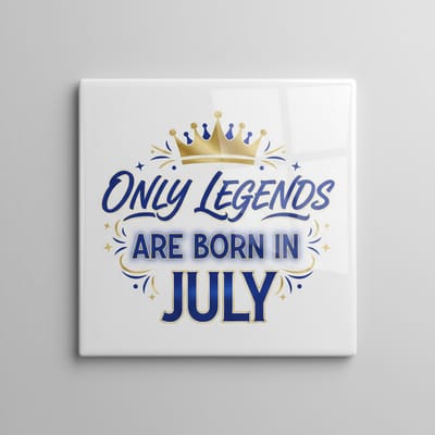 Only Legends Are Born in July Keramische Tegel 15x15 cm – Verjaardag Cadeautegel met Blauwe & Gouden Kroon Design
