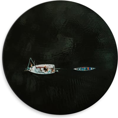 Dibond Wandcirkel - Twee Bootjes op het Water - 30x30cm Foto op Aluminium Wandcirkel (met ophangsysteem)