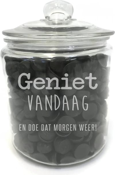 Grote snoeppot /koekpot (zonder drop) met tekst gravure QUOTE: GENIET VANDAAG EN DOE DAT MORGEN WEER. Cadeau-verjaardag-bedankje. Dik sterk glas. Het formaat is 25cm incl. deksel, 19cm doorsnede, inhoud 3,8 liter.