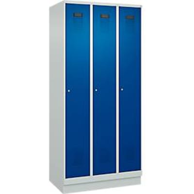 C+P Evolo Plus garderobekast, 3 vakken, 300 mm vakbreedte, met plint, rechts scharnierend, soft-close, inbraakwerend, B 900 x D 500 x H 1950 mm, cilinderslot, lichtgrijs RAL 7035/enziekblauw RAL 5010