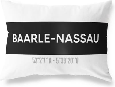 Tuinkussen BAARLE-NASSAU - NOORD-BRABANT met coördinaten - Buitenkussen - Bootkussen - Weerbestendig - Jouw Plaats - Studio216 - Modern - Zwart-Wit - 50x30cm