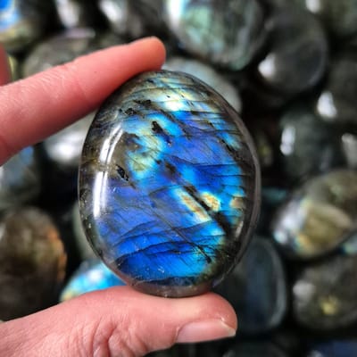 Edelsteen Super Flashy Labradoriet Palmsteen Handsteen worrystone zorgensteen