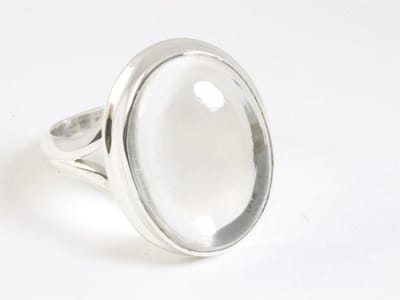 Ovale hoogglans zilveren ring met bergkristal - maat 18.5
