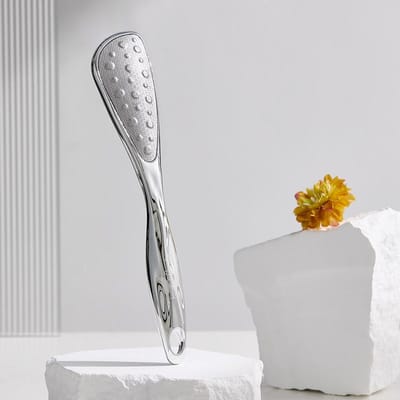 Grattoir de pied plaqué électrolytiquement Exfolie la peau morte, lime les talons et lisse les plantes des pieds pour outil de pédicure argenté