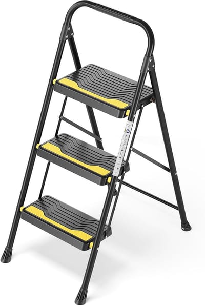 Trapladder, 3 treden, inklapbaar, hoog belastbaar tot 150 kg, trapbreedte, antislip treden, leuning, compacte huishoudladder, staande ladder voor huishouden, keuken, kantoor, voorraadkamer