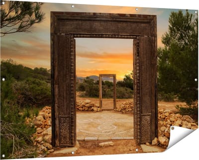Gards Tuinposter Cale Llentia Deur Opening in Ibiza - 150x100 cm - Tuindoek - Tuindecoratie - Wanddecoratie buiten - Tuinschilderij