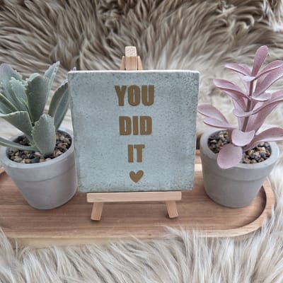 Robuust wenstegeltje “You did it” – Keramiek 10x10 cm – Wanddecoratie & Cadeau – Cadeau Geslaagd – incl standaard – Trendy nu - Feest - Geslaagd - Rijbewijs, diploma of ander succes