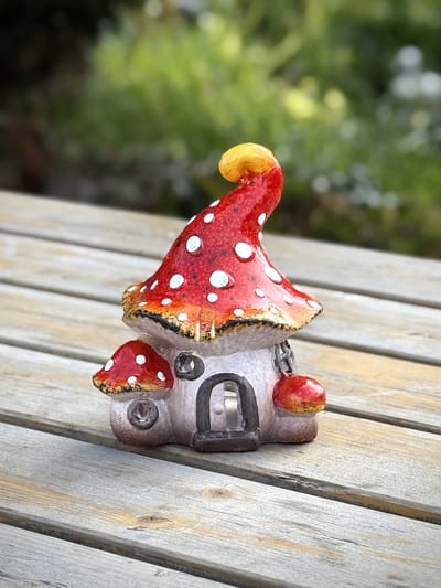 Theelichthouder paddenstoelhuisje keramiek 15 cm hoog - keramiek theelicht - Herfstcollectie - Herfstdecoratie - interieurdecoratie - accessoire - voor binnen - gift - geschenk - cadeau verjaardag