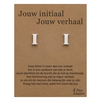 Letter I Oorbellen op Cadeau Kaartje - Jouw initiaal, jouw verhaal - Zilverkleurig Stainless Steel - 7mm Initiaal Oorknopjes- Pax Amare