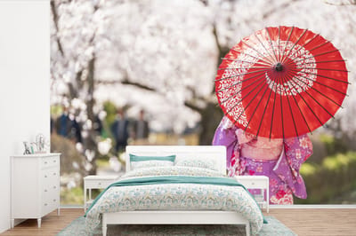 Behang - Fotobehang Vrouw in een kimono met een rode paraplu in Japan - Breedte 360 cm x hoogte 240 cm