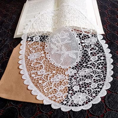 Set van 2 Kanten Tafelkleedjes en Onderzetters in Ronde Bloemvorm voor Eettafel en Keuken, Perfect voor Bruiloften en Feestdecoratie, Wit 41 x 31 cm