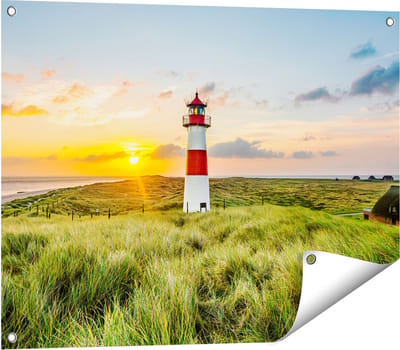 Gards Tuinposter Vuurtoren met Zonsopgang op een Eiland - 80x60 cm - Tuindoek - Tuindecoratie - Wanddecoratie buiten - Tuinschilderij