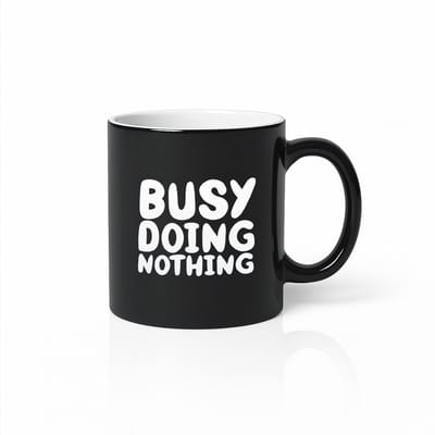 Zwarte Magic Mok – “Busy Doing Nothing” – Grappige Lui-Dag Koffiebeker voor Werk, Thuis & Humorliefhebbers – 330ml Keramische Mok