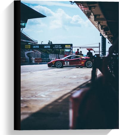 Canvas  - Rode Auto op Racebaan - 30x40cm Foto op Canvas Schilderij (Wanddecoratie op Canvas)