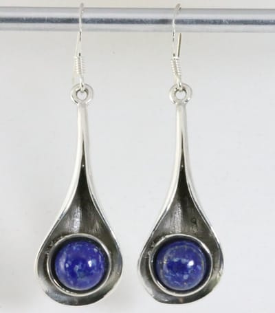 Lange druppelvormige zilveren oorbellen met lapis lazuli