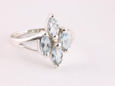 Fijne zilveren ring met blauwe topaas - maat 15.5