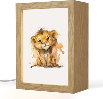 Nachtlampje 15x20 cm - Kinder lampje - Leeuw - Waterverf - Bruin - Dieren - Meisjes - Jongens - Tafellamp kinderkamer - Slaapkamer lamp - Bedlamp kinderen - Kinderlampje stopcontact - Wandlamp babykamer - Nachtlampjes