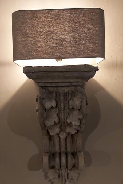 AURA PEEPERKORN| betonnen wandlamp| betonggegoten | wandlamp kleur grijs. Prijs is zonder kap, Bijpassende kap leverbaar. Artikelnummer: 87208554753416