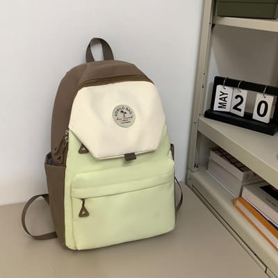 Deze rugzak is een modieuze en ruime tas voor leerlingen van de onder- en bovenbouw met een schoolmeisjesstijl .