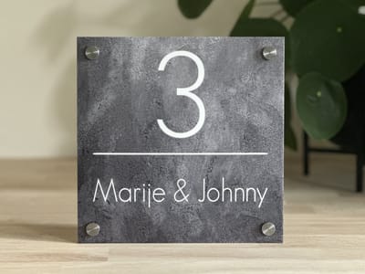 Naambordje / huisnummer voordeur | betonlook | donker grijs | 20x20cm | rvs afstandhouders