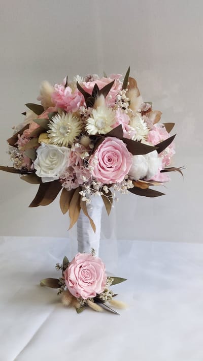 Elegant prachtige bruidsboeket met geconserveerde wit en roze rozen in combinatie met verschillende droogbloemen samen met een passende corsage van droogbloemetje./ Biedermeier bruidsboeket / droogbloemen/ wedding/ trouwen