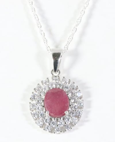 Zilveren hanger met robijn en witte topaas aan ketting