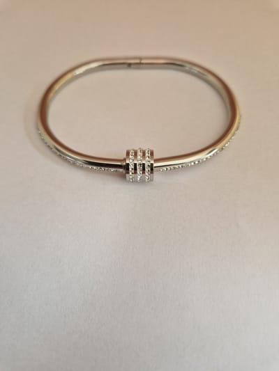 EHH BEAUTY -Luxe dames armband - zilverkleur - draaisluiting - met steentjes - Bangle