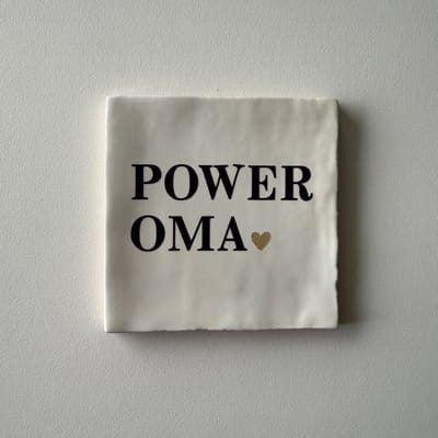 POWER OMA. (Wit tegeltje) - Spreuktegel - Tegeltje met tekst - Tegeltje met Spreuk - Cadeautje - Origineel cadeau - Moederdag cadeau - Omadag cadeau