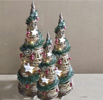 LED kegels/piramide kerstboom lampen -set 3x st -40,60,80 cm- rotan - met licht