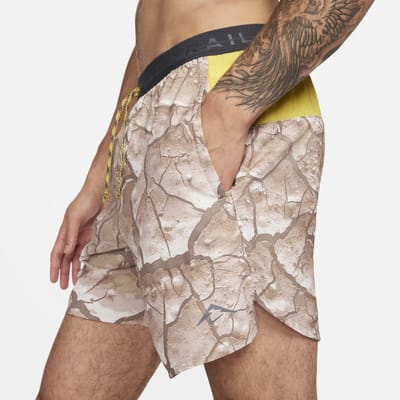 Nike Dri-FIT Stride hardloopshorts met binnenbroekje en print - Short - Maat S - Khaki/Vivid Sulfur/Anthracite/Anthracite / Groen Zwart - Nike Trail - Hardlopen - Heren Short voor Mannen