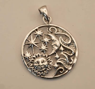 Ronde sterling zilveren hanger zon, maan met sterren - astrologie hangers van 925 zilver - zonnetje en maantje bedeltje voor aan ketting - leuke sierlijke hangers - hangers astronomie - zilveren hanger zon - zilveren hanger maan