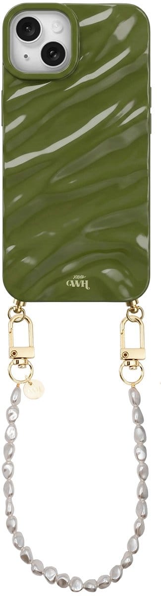 xoxo Wildhearts Glaze Cord Case Groen - Geschikt voor iPhone 15 Plus - Pearlfection - Kort koord - Glimmend siliconen telefoonhoesje met plooien - Dream hoesje met koord - Parelketting - Telefoonkoord