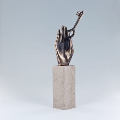 Bronzen beeld op sokkel nieuwe deuren openen 5x5x23 cm ECHT BRONS - natuurstenen sokkel