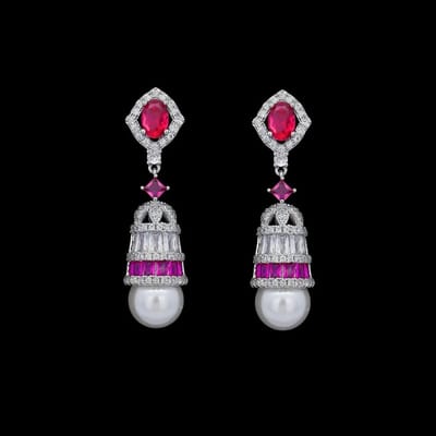 Victoria Valenza Zilverkleurige Oorbellen met Parels en Roze Zirkonia Stenen - Oorhangers - Zilverkleurig - Parel oorbellen - Zirkonia