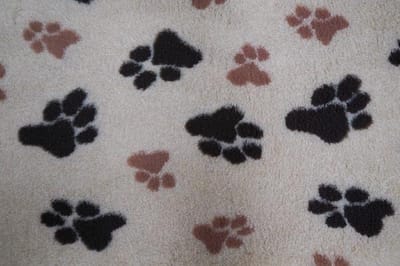 Vetbed beige met poot afdruk 107x70 cm