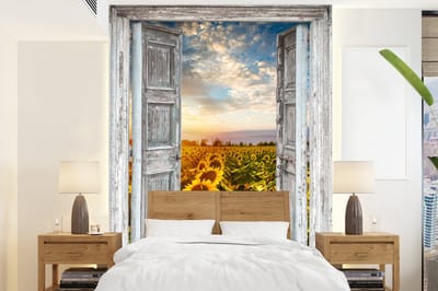 Behang - Fotobehang Doorkijk - Zonnebloem - Bloemen - Zon - Breedte 195 cm x hoogte 260 cm