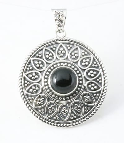 Ronde bewerkte zilveren hanger met onyx