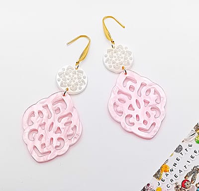 Jeannette-Creatief® - Resin - Luxe Barok Ruit Roze - Oorhangers - Oorbellen - Oorbellen Dames - Dames oorbellen - Roze oorbellen - Barok Ruit oorbellen - Parelmoer oorbellen - Goudkleurige oorbellen - Mandala - Valentijn