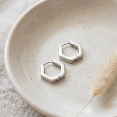 Lundholm Oorbellen Dames Hexagon Oorringen Zilverkleurig - Premium Stainless Steel Jewellery - Kleine chunky Oorbellen - my Lot serie - Cadeau voor vrouw verjaardag Cadeau voor Vrouw - Scandinavisch Design