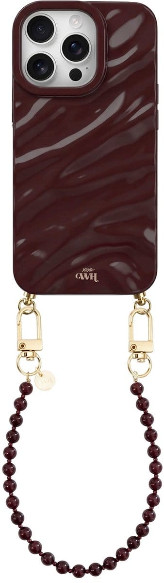 xoxo Wildhearts Burgundy Glaze telefoonhoesje met koord - geschikt voor iPhone 13 Pro - Burgundy Muse (kort koord) - Dream hoesje met telefoonkoord - Glimmende silicone case met plooien - Kralenketting met gouden details - Bordeaux rood