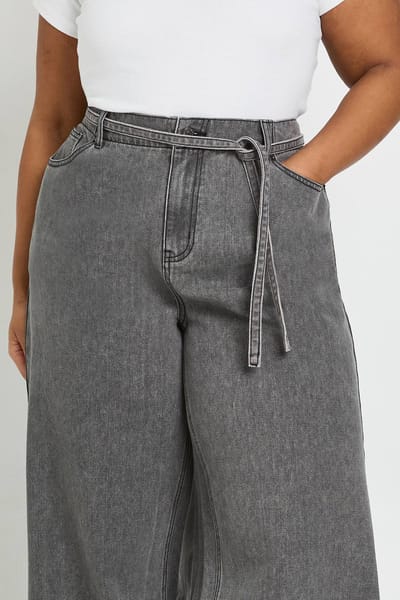 boohoo Dames Plus elastische rugstrik wijde pijpspijkerbroek | Grijs | Maat: 44