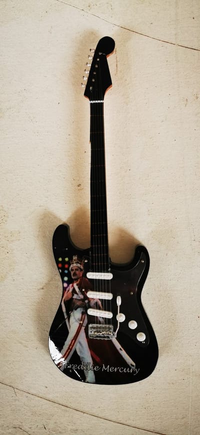 Queen Miniatuur Gitaar Freddie Mercury King ST Model – Houten Stadion Rock Decoratie met Standaard – Luxe Pop Band Merchandise – 25 cm Hoog – Stoer Memorabilia Cadeau