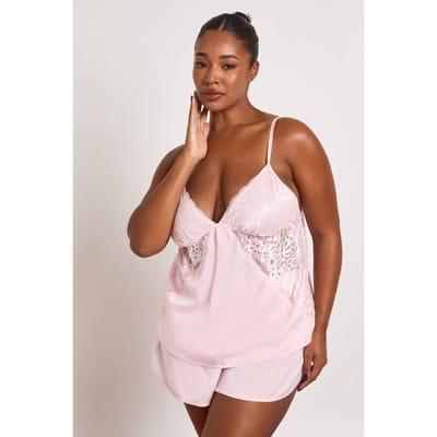 boohoo Dames Plus Valentijnsdag Satijn Kant Detail Hemdje & Korte Pyjama Set | Lichtroze | Maat: 44