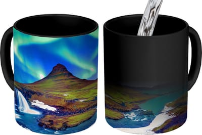 Magische Mok - Foto op Warmte Mokken - Koffiemok - Noorderlicht - Sterrenhemel - IJsland - Berg - Groen - Waterval - Meer - Magic Mok - Beker - 350 ML - Theemok