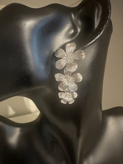 Oorbel oorsteker Bloem | Make up | Parfum | Moederdag | Verjaardagscadeau| Cadeautje| Valentijnsdag| Kado | sieraden | vaderdag | oorbellen | oorsieraden
