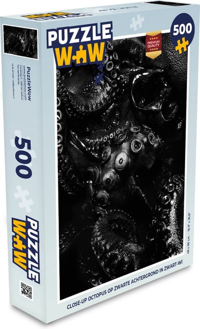 Puzzel Close-up octopus op zwarte achtergrond in zwart-wit - Legpuzzel - Puzzel 500 stukjes