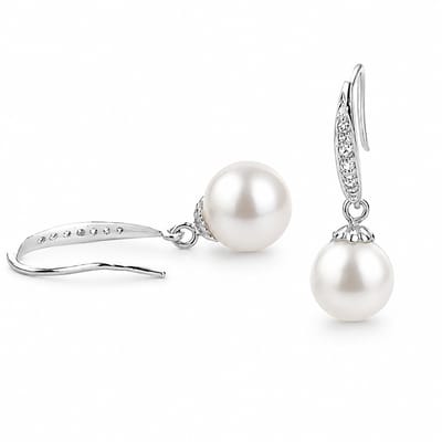 Zilveren oorhangers met zoetwaterparel – elegante dames oorbellen met parel – sierlijke pareloorbellen met glanzende afwerking – feestelijk en tijdloos sieraad